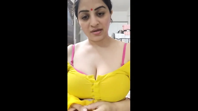 Instagram influencer Vandana Pathak live showing pink bra strap • epic premium • FapNest
